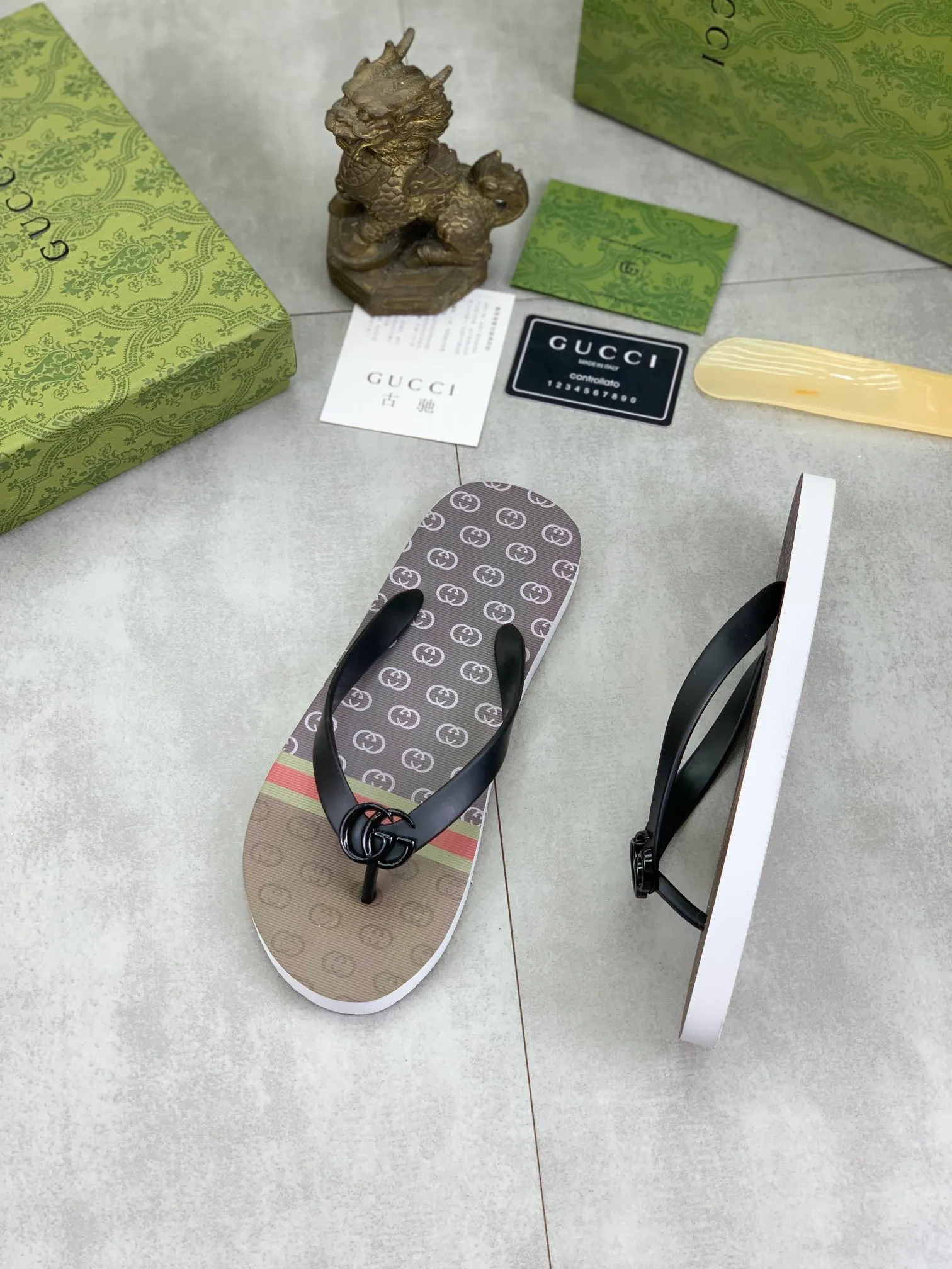 Men's men's shoes 💰P220💰【New style】🆘【GUCCI】Official website's popular Gucci adult couple 🧑‍🤝‍🧑 style, children's flip-flops are on sale at the counter simultaneously! Original fabric imported from Italy. Original bottom provided by the original factory. Size: Adult 36-45. Children’s size: 30-37. Multiple colors available.